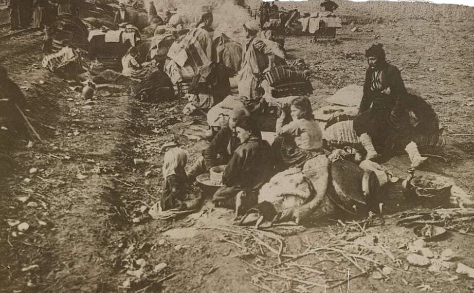 Ασσύριοι Χριστιανοί εκτοπισμένοι από το Βόρειο Ιράν, 1919 (πηγή: Βιβλιοθήκη του Κογκρέσου (Library of Congress), ΗΠΑ – Underwood & Underwood, Νέα Υόρκη)