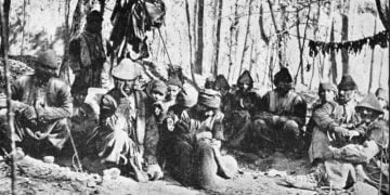 Ασσύριοι πρόσφυγες από το Τιάρι και το Τκουμά κοντά στην Ούρμια, το φθινόπωρο του 1915 (πηγή: William Walker Rockwell, The Pitiful Plight of the Assyrian Christians in Persia and Kurdistan: Described from the Reports of Eye-Witnesses, Νέα Υόρκη, 1916)
