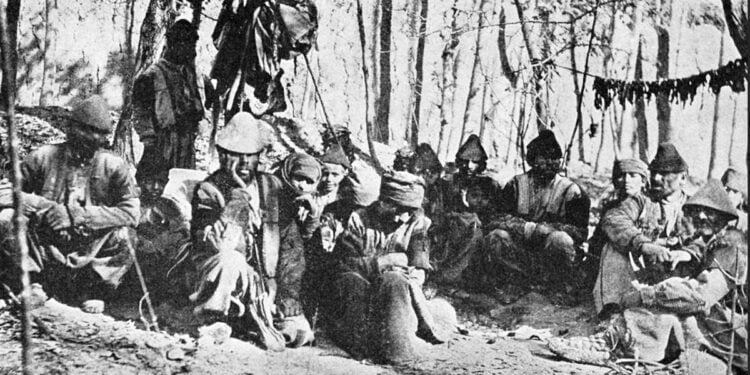 Ασσύριοι πρόσφυγες από το Τιάρι και το Τκουμά κοντά στην Ούρμια, το φθινόπωρο του 1915 (πηγή: William Walker Rockwell, The Pitiful Plight of the Assyrian Christians in Persia and Kurdistan: Described from the Reports of Eye-Witnesses, Νέα Υόρκη, 1916)