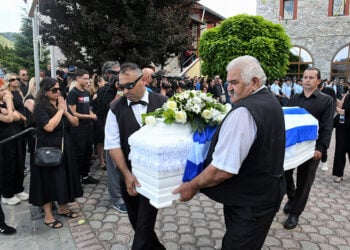 Σκεπασμένο με την ελληνική σημαία το λευκό φέρετρο 
της 45χρονης αστυνομικού που δολοφονήθηκε από τον σύζυγό της στη Δράμα. Τετάρτη 17 Ιουνίου 2026 (φωτ.: EUROKINISSI / Σεραφείμ Καραμβαλάσης)
