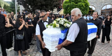 Σκεπασμένο με την ελληνική σημαία το λευκό φέρετρο
της 45χρονης αστυνομικού που δολοφονήθηκε από τον σύζυγό της στη Δράμα. Τετάρτη 17 Ιουνίου 2026 (φωτ.: EUROKINISSI / Σεραφείμ Καραμβαλάσης)