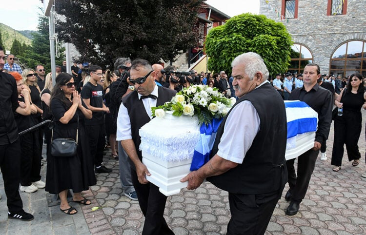 Σκεπασμένο με την ελληνική σημαία το λευκό φέρετρο 
της 45χρονης αστυνομικού που δολοφονήθηκε από τον σύζυγό της στη Δράμα. Τετάρτη 17 Ιουνίου 2026 (φωτ.: EUROKINISSI / Σεραφείμ Καραμβαλάσης)