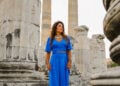Η ερμηνεύτρια στα ερείπια του ναού, πριν από τη συναυλία (φωτ.: facebook / Μπέττυ Χαρλαύτη)
