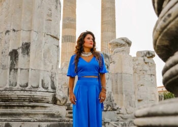 Η ερμηνεύτρια στα ερείπια του ναού, πριν από τη συναυλία (φωτ.: facebook / Μπέττυ Χαρλαύτη)
