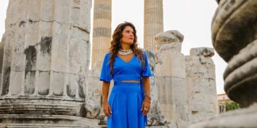 Η ερμηνεύτρια στα ερείπια του ναού, πριν από τη συναυλία (φωτ.: facebook / Μπέττυ Χαρλαύτη)