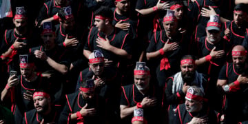Υποστηρικτές της Χεζμπολάχ φωνάζουν συνθήματα κατά τη διάρκεια της πομπής για την Ημέρα της Ασούρα, στα νότια προάστια της Βηρυτού. 26 Ιουνίου 2026 (φωτ.: EPA / Wael Hamzeh)