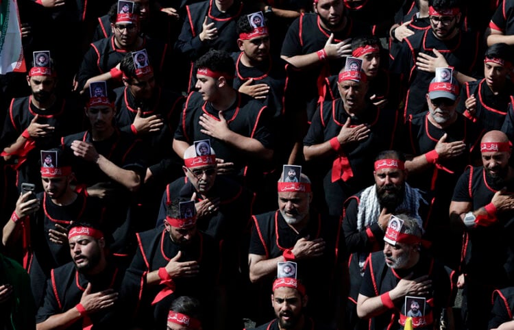 Υποστηρικτές της Χεζμπολάχ φωνάζουν συνθήματα κατά τη διάρκεια της πομπής για την Ημέρα της Ασούρα, στα νότια προάστια της Βηρυτού. 26 Ιουνίου 2026 (φωτ.: EPA / Wael Hamzeh)