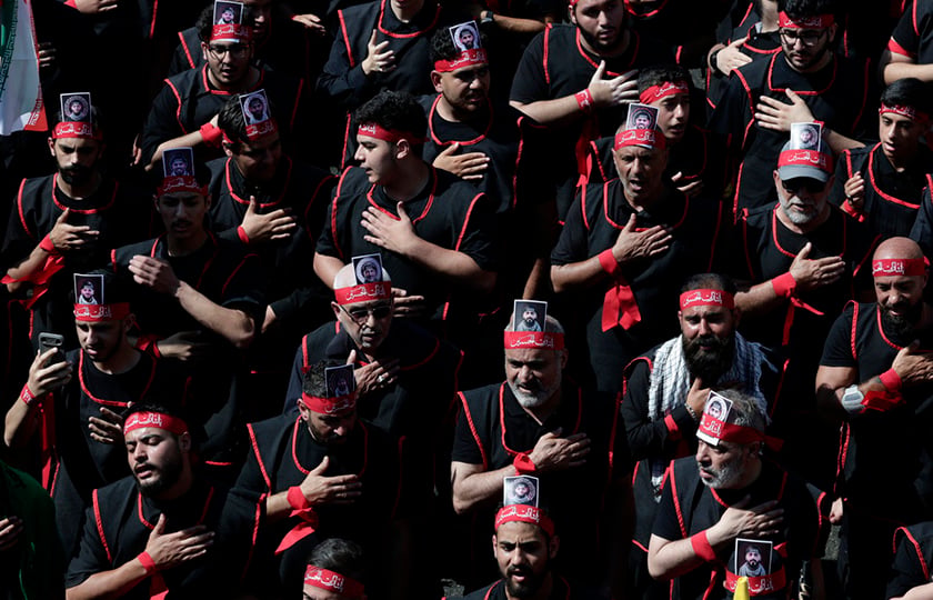 Υποστηρικτές της Χεζμπολάχ φωνάζουν συνθήματα κατά τη διάρκεια της πομπής για την Ημέρα της Ασούρα, στα νότια προάστια της Βηρυτού. 26 Ιουνίου 2026 (φωτ.: EPA / Wael Hamzeh)