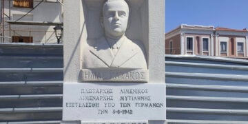 Η προτομή του Ηλία Καζάκου έξω από το παλιό Λιμεναρχείο Μυτιλήνης (φωτ.: Στρατής Μπαλάσκας)