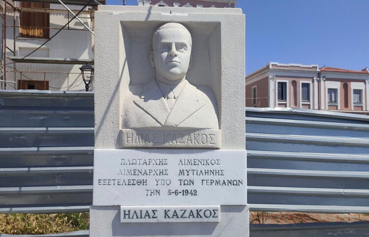 Η προτομή του Ηλία Καζάκου έξω από το παλιό Λιμεναρχείο Μυτιλήνης (φωτ.: Στρατής Μπαλάσκας)