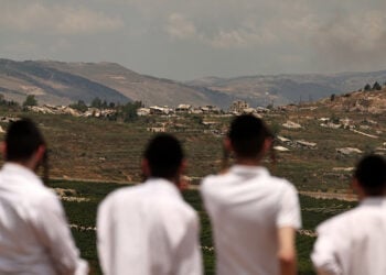 Υπερορθόδοξοι Εβραίοι από το Μπρούκλιν της Νέας Υόρκης παρακολουθούν την πλευρά του Λιβάνου από τη Μετούλα, στα σύνορα Ισραήλ-Λιβάνου, στη βόρεια Γαλιλαία (φωτ.: EPA / Atef Safadi)