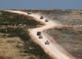 Ισραηλινά στρατιωτικά οχήματα στον νότιο Λίβανο, κοντά στα σύνορα (φωτ.: EPA / Atef Safadi)