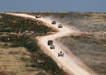 Ισραηλινά στρατιωτικά οχήματα στον νότιο Λίβανο, κοντά στα σύνορα (φωτ.: EPA / Atef Safadi)