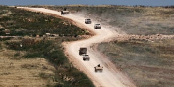 Ισραηλινά στρατιωτικά οχήματα στον νότιο Λίβανο, κοντά στα σύνορα (φωτ.: EPA / Atef Safadi)
