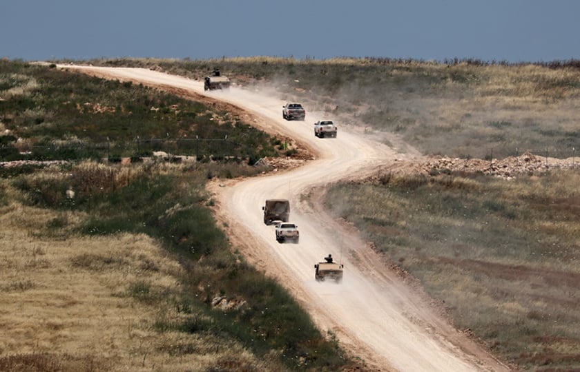 Ισραηλινά στρατιωτικά οχήματα στον νότιο Λίβανο, κοντά στα σύνορα (φωτ.: EPA / Atef Safadi)