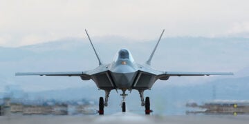 Το πρωτότυπο του τουρκικού μαχητικού αεροσκάφους KAAN κατά τη διάρκεια δοκιμών τροχοδρόμησης και ελέγχων εδάφους, στις 17 Μαρτίου 2023 (πηγή: Wikipedia)