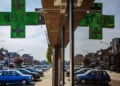 Το θερμόμετρο φαρμακείου στο Γκρίμπεργκεν, έξω από τις Βρυξέλλες, δείχνει 45 βαθμούς Κελσίου (φωτ.: EPA / Olivier Matthys)