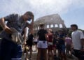 Άνθρωποι δροσίζονται κάτω από εκνεφωτές που έχουν τοποθετηθεί κοντά στο Κολοσσαίο, Παρασκευή 26 Ιουνίου 2026 (φωτ.: EPA / Massimo Percossi)