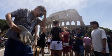 Άνθρωποι δροσίζονται κάτω από εκνεφωτές που έχουν τοποθετηθεί κοντά στο Κολοσσαίο, Παρασκευή 26 Ιουνίου 2026 (φωτ.: EPA / Massimo Percossi)