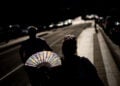 Γυναίκα προσπαθεί να δροσιστεί με βεντάλια (φωτ.: EPA / Martin Divisek)