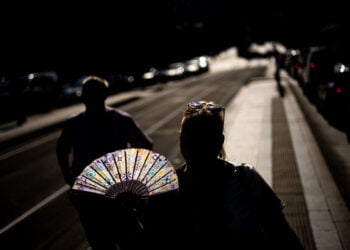 Γυναίκα προσπαθεί να δροσιστεί με βεντάλια (φωτ.: EPA / Martin Divisek)