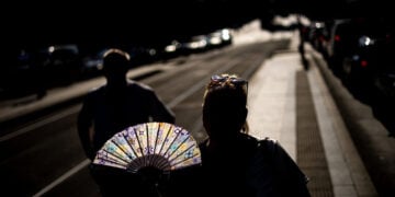 Γυναίκα προσπαθεί να δροσιστεί με βεντάλια (φωτ.: EPA / Martin Divisek)