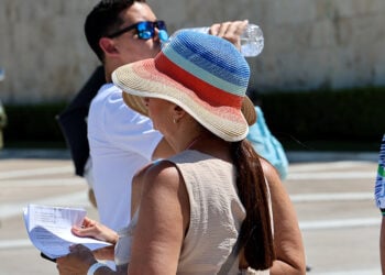 Μέτρα προστασίας για τη ζέστη στο κέντρο της Αθήνας (φωτ.: EUROKINISSI / Γιάννης Παναγόπουλος)