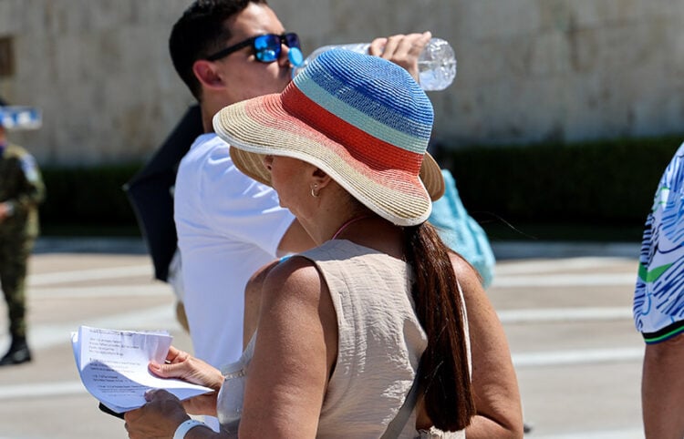 Μέτρα προστασίας για τη ζέστη στο κέντρο της Αθήνας (φωτ.: EUROKINISSI / Γιάννης Παναγόπουλος)