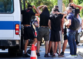 Συλληφθέντες για τη δολοφονική επίθεση σε βάρος του 15χρονου στην Καλλιθέα οδηγούνται στον εισαγγελέα Ανηλίκων. Παρασκευή 26 Ιουνίου 2026 (φωτ.: EUROKINISSI)