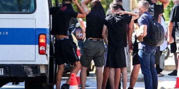 Συλληφθέντες για τη δολοφονική επίθεση σε βάρος του 15χρονου στην Καλλιθέα οδηγούνται στον εισαγγελέα Ανηλίκων. Παρασκευή 26 Ιουνίου 2026 (φωτ.: EUROKINISSI)