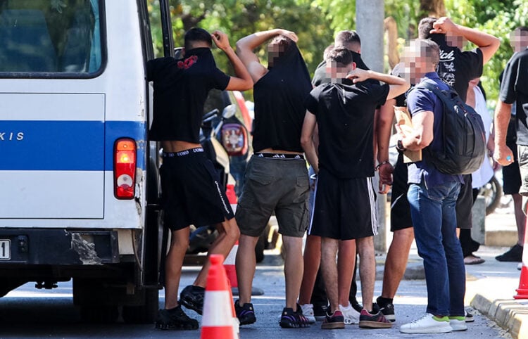 Συλληφθέντες για τη δολοφονική επίθεση σε βάρος του 15χρονου στην Καλλιθέα οδηγούνται στον εισαγγελέα Ανηλίκων. Παρασκευή 26 Ιουνίου 2026 (φωτ.: EUROKINISSI)