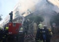 Πυροσβέστες στο 
διώροφο στην Καλλιθέα που τυλίχθηκε στις φλόγες, Κυριακή 28 Ιουνίου 2026 (φωτ.: EUROKINISSI / Γιάννης Παναγόπουλος)