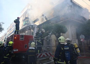 Πυροσβέστες στο 
διώροφο στην Καλλιθέα που τυλίχθηκε στις φλόγες, Κυριακή 28 Ιουνίου 2026 (φωτ.: EUROKINISSI / Γιάννης Παναγόπουλος)