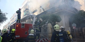 Πυροσβέστες στο 
διώροφο στην Καλλιθέα που τυλίχθηκε στις φλόγες, Κυριακή 28 Ιουνίου 2026 (φωτ.: EUROKINISSI / Γιάννης Παναγόπουλος)