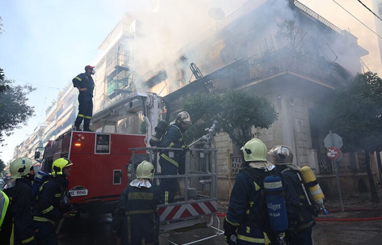 Πυροσβέστες στο 
διώροφο στην Καλλιθέα που τυλίχθηκε στις φλόγες, Κυριακή 28 Ιουνίου 2026 (φωτ.: EUROKINISSI / Γιάννης Παναγόπουλος)
