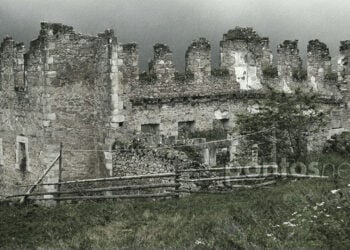 Ερειπωμένο σπίτι στον Πόντο σήμερα (φωτ.: Βασίλης Καρυοφυλλίδης· εικ.: Χριστίνα Κωνσταντάκη)
