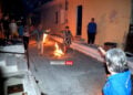 Του Αϊ-Γιάννη οι φωτιές στην προσφυγική γειτονιά της Δυτικής Παραλίας στην Καλαμάτα, Σάββατο 13 Ιουνίου 2026 (φωτ.: messinialive.gr)