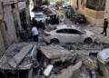 Μέλη της Χεζμπολάχ επιθεωρούν περιοχή που υπέστη ζημιές από ισραηλινή αεροπορική επιδρομή στη Σουεϊφάτ, νότια της Βηρυτού, στις 28 Μαΐου 2026 (φωτ.: EPA / Wael Hamzeh)