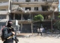 Μέλος των δυνάμεων ασφαλείας του Λιβάνου φρουρεί γειτονιά που έγινε στόχος ισραηλινής αεροπορικής επιδρομής στα νότια προάστια της Βηρυτού, στις 14 Ιουνίου 2026 (φωτ.: EPA / Wael Hamzeh)