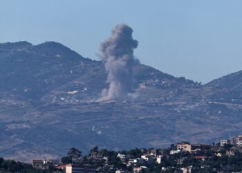 Καπνός υψώνεται από περιοχή του νότιου Λιβάνου μετά από ισραηλινή αεροπορική επιδρομή, όπως διακρίνεται από την Άνω Γαλιλαία, στο βόρειο Ισραήλ. 19 Ιουνίου 2026 (φωτ.: EPA / Atef Safadi)