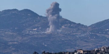 Καπνός υψώνεται από περιοχή του νότιου Λιβάνου μετά από ισραηλινή αεροπορική επιδρομή, όπως διακρίνεται από την Άνω Γαλιλαία, στο βόρειο Ισραήλ. 19 Ιουνίου 2026 (φωτ.: EPA / Atef Safadi)