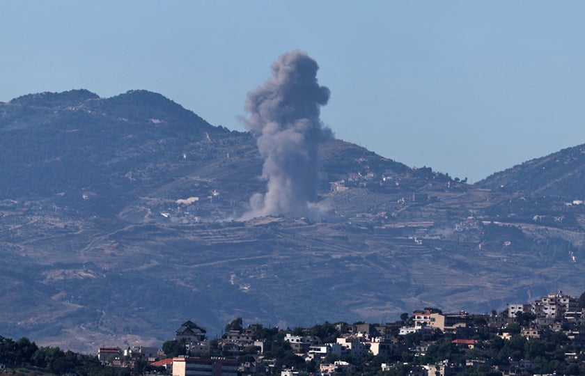 Καπνός υψώνεται από περιοχή του νότιου Λιβάνου μετά από ισραηλινή αεροπορική επιδρομή, όπως διακρίνεται από την Άνω Γαλιλαία, στο βόρειο Ισραήλ. 19 Ιουνίου 2026 (φωτ.: EPA / Atef Safadi)