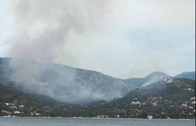 Καπνός από τη φωτιά στο Λουτράκι, Δευτέρα 8 Ιουνίου 2026 (φωτ.: Facebook / Πυρκαγιά Ενημέρωση / Iraklis Nikolaidis)