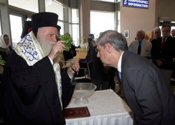Ο μητροπολίτης Κυθήρων και Αντικυθήρων Σεραφείμ κατά την επίσημη τελετή μετονομασίας του αεροδρομίου των Κυθήρων σε «Αλέξανδρος Αριστοτέλης Ωνάσης». 5 Οκτωβρίου 2014 (φωτ.: EUROKINISSI / Χρήστος Μπόνης)