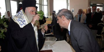 Ο μητροπολίτης Κυθήρων και Αντικυθήρων Σεραφείμ κατά την επίσημη τελετή μετονομασίας του αεροδρομίου των Κυθήρων σε «Αλέξανδρος Αριστοτέλης Ωνάσης». 5 Οκτωβρίου 2014 (φωτ.: EUROKINISSI / Χρήστος Μπόνης)