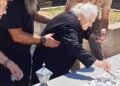 Η 93χρονη Άννα Παπαδοπούλου σκορπίζει χώμα από την Καπέκλησα. Δευτέρα Αγίου Πνεύματος, 1 Ιουνίου 2026 (φωτ.: Facebook / Συλ. Ποντίων Μπαμπαλιού Αξέχαστες Πατρίδες)