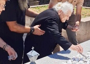 Η 93χρονη Άννα Παπαδοπούλου σκορπίζει χώμα από την Κεπέκλησα. Δευτέρα Αγίου Πνεύματος, 1 Ιουνίου 2026 (φωτ.: Facebook / Συλ. Ποντίων Μπαμπαλιού Αξέχαστες Πατρίδες)