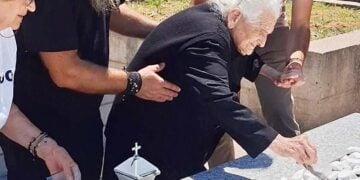 Η 93χρονη Άννα Παπαδοπούλου σκορπίζει χώμα από την Καπέκλησα. Δευτέρα Αγίου Πνεύματος, 1 Ιουνίου 2026 (φωτ.: Facebook / Συλ. Ποντίων Μπαμπαλιού Αξέχαστες Πατρίδες)