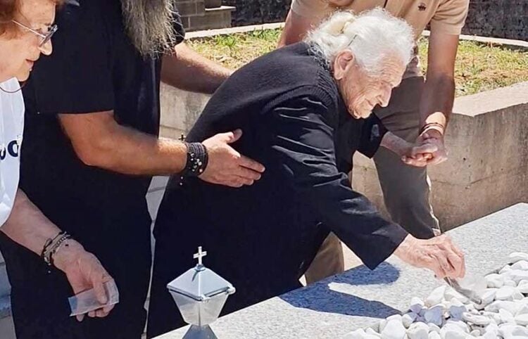 Η 93χρονη Άννα Παπαδοπούλου σκορπίζει χώμα από την Κεπέκλησα. Δευτέρα Αγίου Πνεύματος, 1 Ιουνίου 2026 (φωτ.: Facebook / Συλ. Ποντίων Μπαμπαλιού Αξέχαστες Πατρίδες)