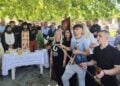 Ποντιακές λύρες και τραγούδι στο κοιμητήριο του Μπαμπαλιού Αιτωλοακαρνανίας, Δευτέρα Αγίου Πνεύματος 1 Ιουνίου 2026 (φωτ.: Facebook / Γιώργος Παπαναστασίου - Δήμαρχος Αγρινίου)